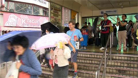 放颱風假西門町人聲鼎沸　店家憂風雨提早打烊　外國客躲回飯店