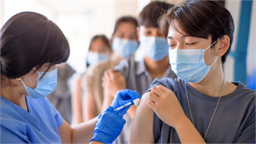 年末別得流感！ 出國、看演唱會「計畫恐全泡湯」， 青壯年快打疫苗守住假期