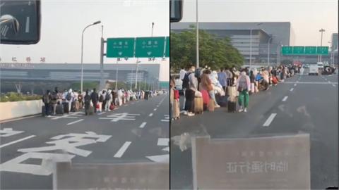 快逃！上海解封火車站湧人潮「站外排到高架橋」　黃牛狂賺1.5萬