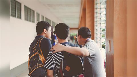 勸導4次老師竟遭學生「打又踹」!現職教師無助哀喊:我能提告嗎?