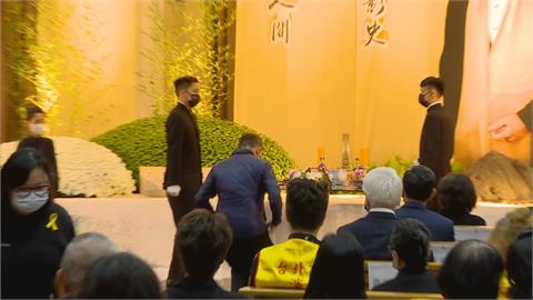 快新聞／淚別石英！澎恰恰跪地磕頭3次痛別恩師　唐美雲、方馨到場致哀