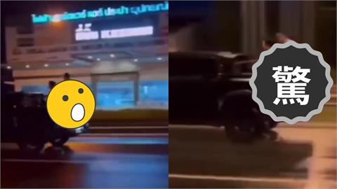 有影／普吉島公路上演18禁動作片！男女站後車廂「全裸激戰」畫面瘋傳