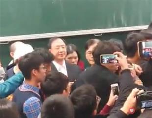 影／江宜樺台大演講遭學生抗議 怒喊「院長下令警察打人」