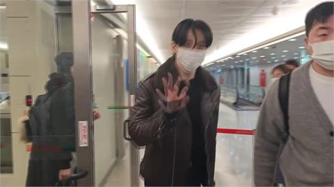 週末連兩天開唱！韓星李俊昊腳傷「拄拐杖現身桃機」