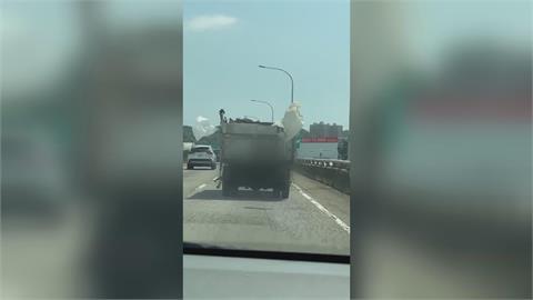 彰化回收車飄落大型垃圾袋　後車閃不及捲入車底駕駛驚嚇