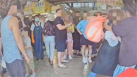 東港華僑市場湧現採買潮　員警取締違停與民眾爆發口角