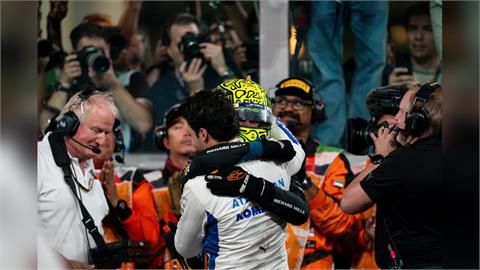 F1(影)/麥拉倫諾里斯奪世界冠軍!好兄弟賽恩斯賽後祝福擁抱畫面惹哭網友