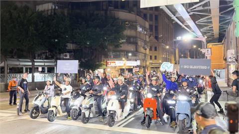 Gogoro「快閃台北橋 百GO夜行」開趴 電車瀑布超壯觀！