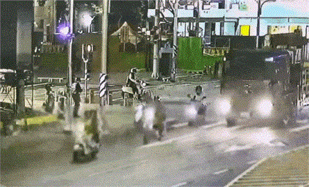魂斷跨年夜！高雄騎士遭大貨車輾斃　司機痛哭「真的沒看到」