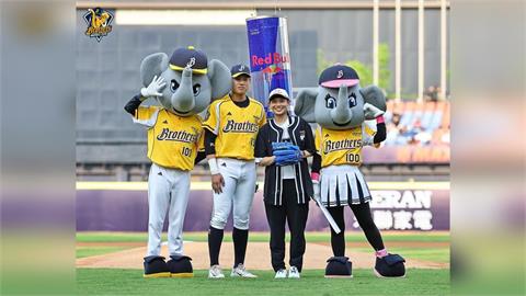 中職(影)／「天后」戴資穎重返棒球場開球！平野惠一：我羽球超級強，但都輸...