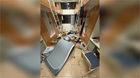 中山大學宿舍被獼猴洗劫！　「大學長」坐書桌忘情吃零食