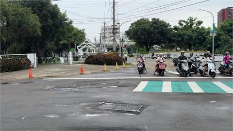畫一半？台中驚見「斷頭」斑馬線　用路人全看傻：要走去哪？