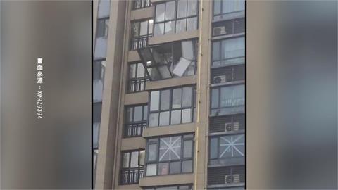 強颱摩羯襲海南島慘況曝光　大樓窗戶吹翻、太陽能電廠全毀