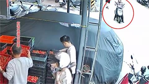 老翁騎車自摔！　草莓攤老闆攙扶「聞到這味道」　警方到場逮捕