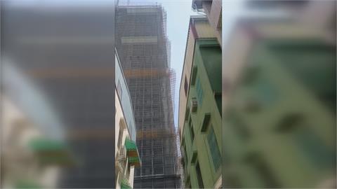 高雄工地爆離譜意外！25樓灌漿爆模「巨量水泥塊」急速下墜畫面曝光