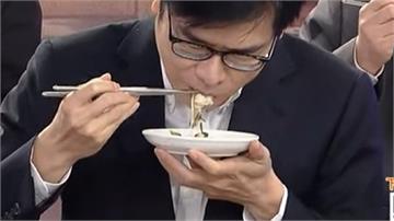 陳其邁豪邁吃「魚」  引發政治聯想