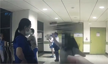 快新聞／不滿北捷站務人員不借充電線 女子拿包包襲警叫囂「這很難嗎？」