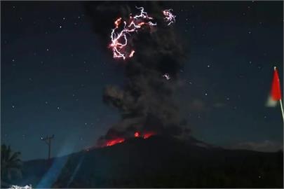 印尼勒沃托比火山再噴發　灰雲直衝1萬8000公尺高空