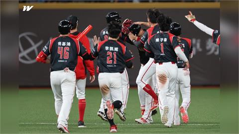 中職(影)／追平隊史9連勝紀錄！「狂龍」味全逆轉後敲再見安點亮封王魔術數字M17