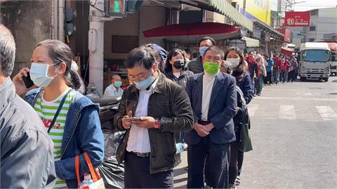 土地公生日！林園東林福德廟排人龍　發放錢母加碼「擲筊拿發財金」