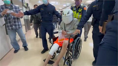 台中22歲男酒駕連撞釀死傷　坐輪椅應訊！車內搜出槍毒