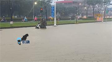 颱風外圍環流影響 高雄強降雨積水釀拋錨