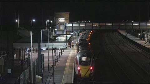 英國火車砍人案釀11傷! 美國哈佛醫學院遭縱火爆炸