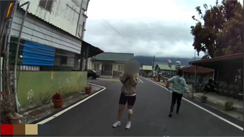 德國女子遊池上騎單車自摔爆哭　警秀流利英語安撫送醫
