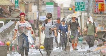 鏟子超人花蓮巧遇「父親也來救災」　父子併肩清淤畫面被讚爆：良善是一種傳承