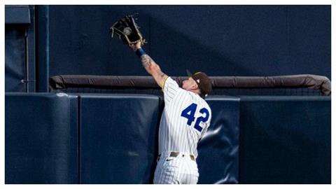 MLB(影)／教士中外野手梅瑞爾美技沒收全壘打！水手J-Rod只能苦笑以對