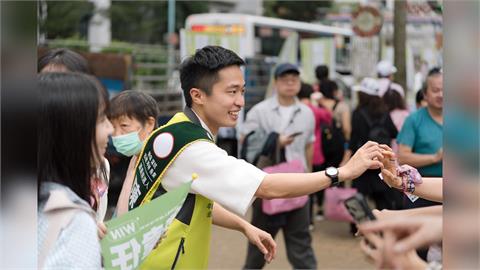 父子交棒畫面曝！綠營戰將競總成立「大咖全來了」　千人集結力挺