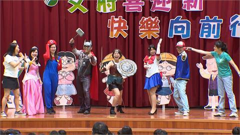 今天開學！陳其邁宣導防疫　國小師長變裝迎孩童