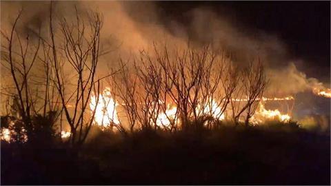 快新聞／「破萬平方公尺」陷火海！澎湖大火一路燒到凌晨　消防緊急增援搶救