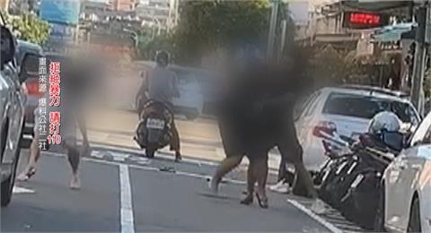 把馬路當格鬥場？台中女「借10萬還不出」急求救…3男「爆口角」當街狂互毆