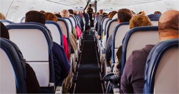 搭長途飛機好難坐！內行人分享「1招超有用」：睡著不會腰酸背痛腿疼