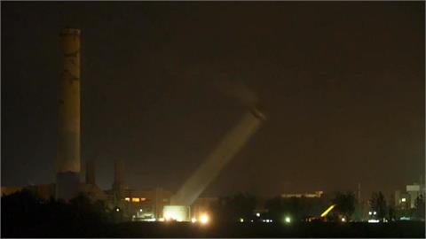 震撼！颱風來臨前夕　通霄電廠120公尺高煙囪「轟然放倒」