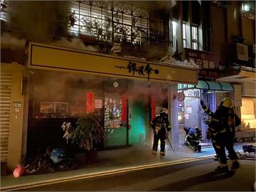 快新聞／「保護傘」餐廳暗夜起火！機器、食材全報銷損失慘重