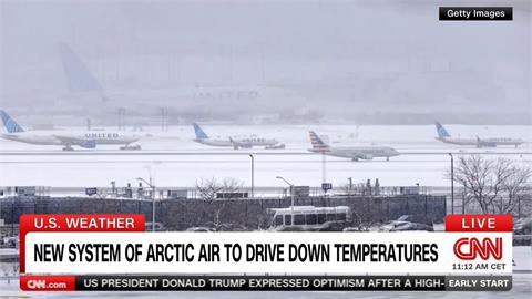 美暴風雪亂交通 驚傳客機滑出跑道 45輛車公路連環撞