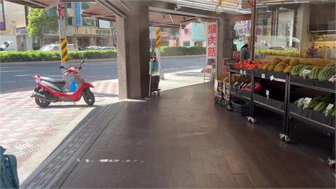 女違停買水果! 擋輪椅族去路 遭錄影激動嗆聲報警