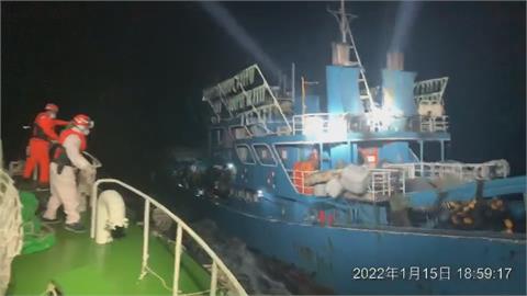 中國船越界捕魚蛇行逃猜撞海巡艦艇 海巡強靠登船押回14人