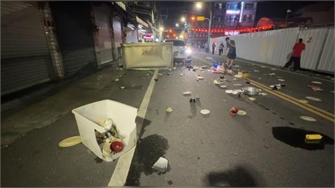 撞擊瞬間曝光！　八旬翁深夜駕車　毫無減速鏟飛麵攤