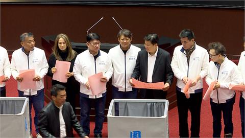 考試院人事黃珊珊投錯票　黃國昌「臉色鐵青」