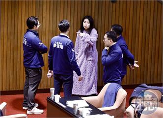 【立院直擊】藍白案海審預算　表決到清晨！立委累翻趴倒、徐巧芯穿睡衣進議場