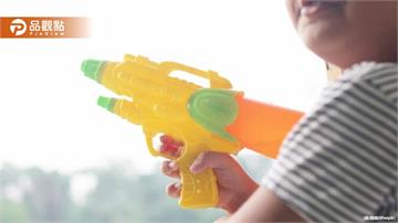 小孩玩耍亂竄遭騎士爆粗口！父持槍理論　警衝現場驚：是水槍