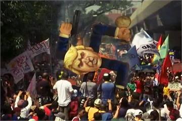 川普會杜特蒂 馬尼拉反美示威燒川普人像 