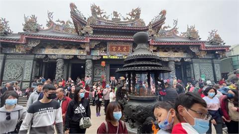 南投受天宮平安餐被攔截　　獼猴搶吃紅蘿蔔「顧目珠」