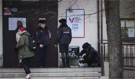 快新聞／俄羅斯總統大選登場！　20多歲選民在投票所「拋出汽油彈」遭逮