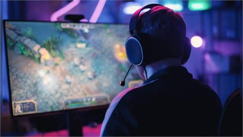 30歲男長期熬夜打電動罹患「腦膜炎」!醫院驚揭:患者「平均年齡僅26歲」