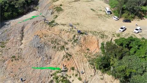 幾乎快把山谷填滿！　苗栗後龍山坡地遭回填營建廢土