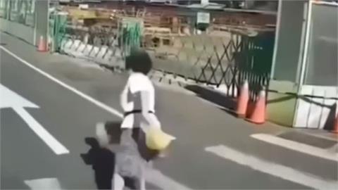 台灣行人地獄？婦被左轉貨車嚇到慘摔　影片竟瘋傳日本觀看破200萬